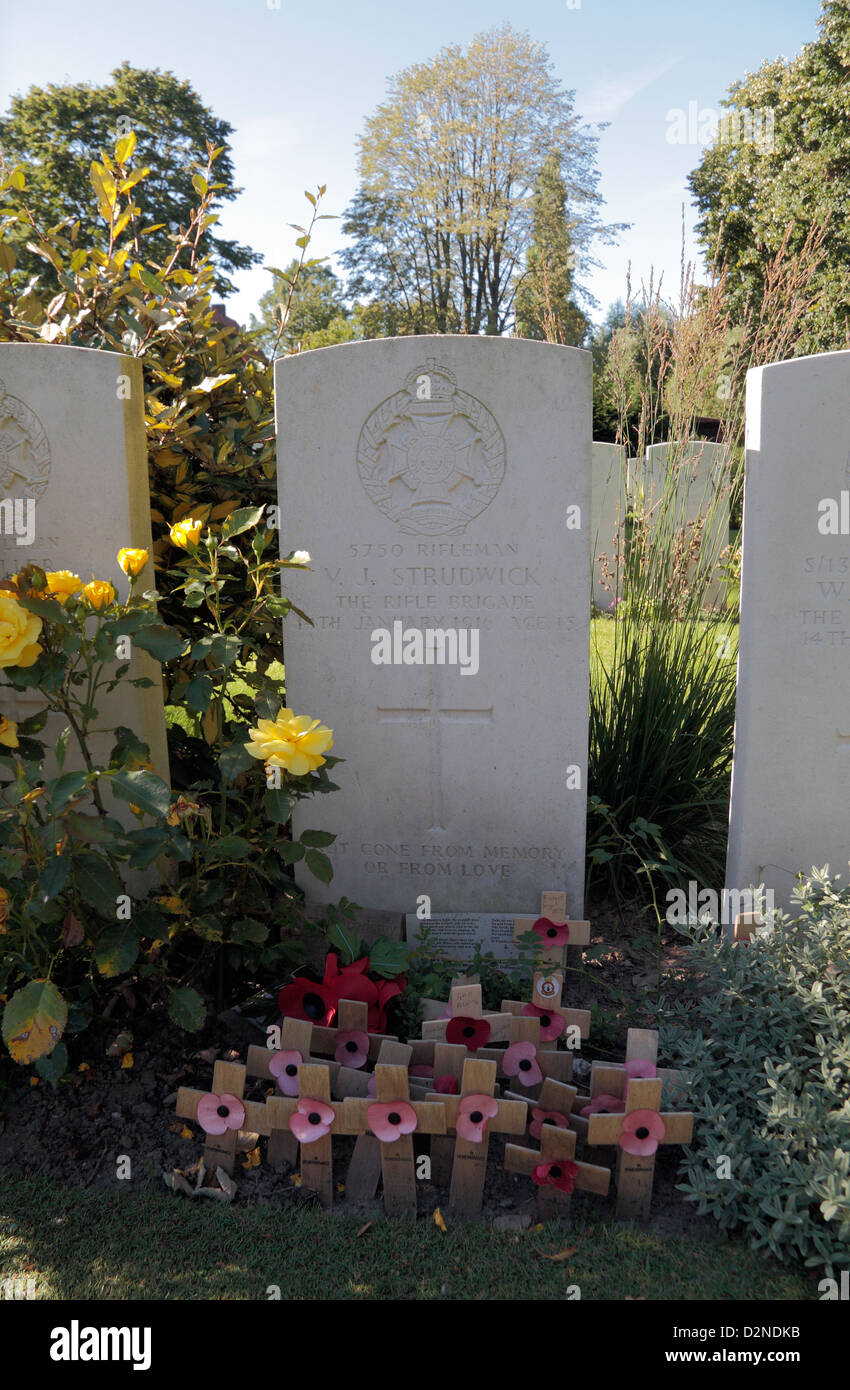 Nahaufnahme des Grabes des 15 Jahre alten Rifleman VJ Strudwick in Essex Farm Commonwealth Friedhof, Ypern, Belgien. Stockfoto