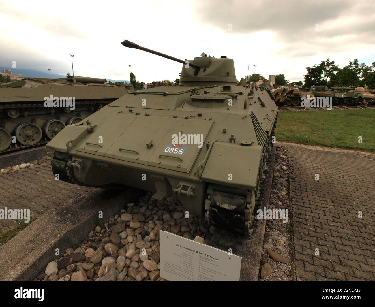 Der Saurer „Tartaruga“ ist ein in der Schweiz hergestellter Tank, der sich durch sein unverwechselbares Design auszeichnet. Er wurde Mitte des 20. Jahrhunderts in militärischen Anwendungen eingesetzt. Stockfoto