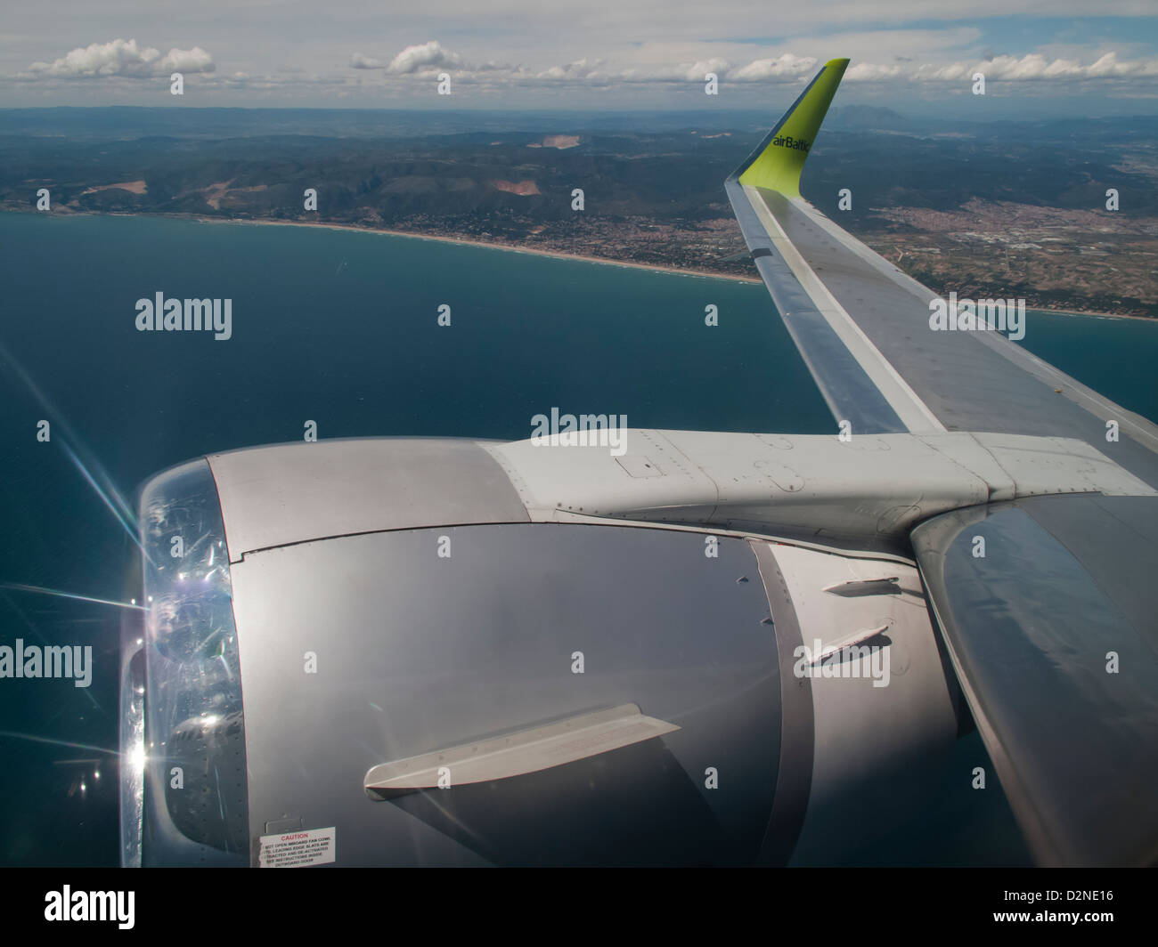 Rechter Flügel Motor für ein Verkehrsflugzeug an Bord von einem sonnigen Tag wie von innen gesehen Stockfoto