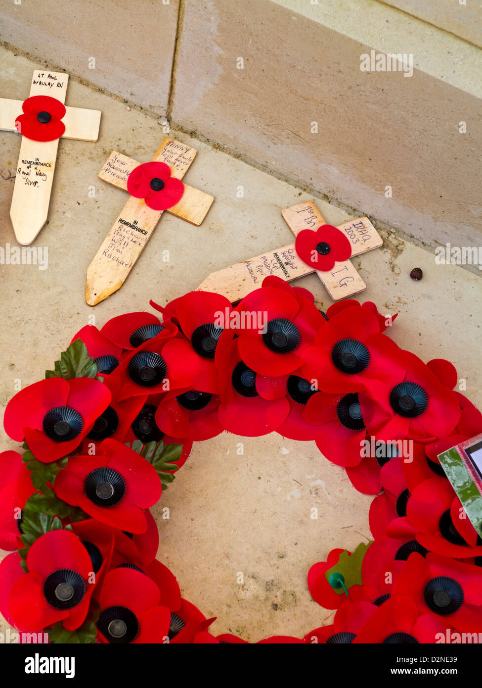 Kranz aus Mohn und Holzkreuze an das National Memorial Arboretum Armed Forces Memorial Alrewas Staffordshire England UK Stockfoto