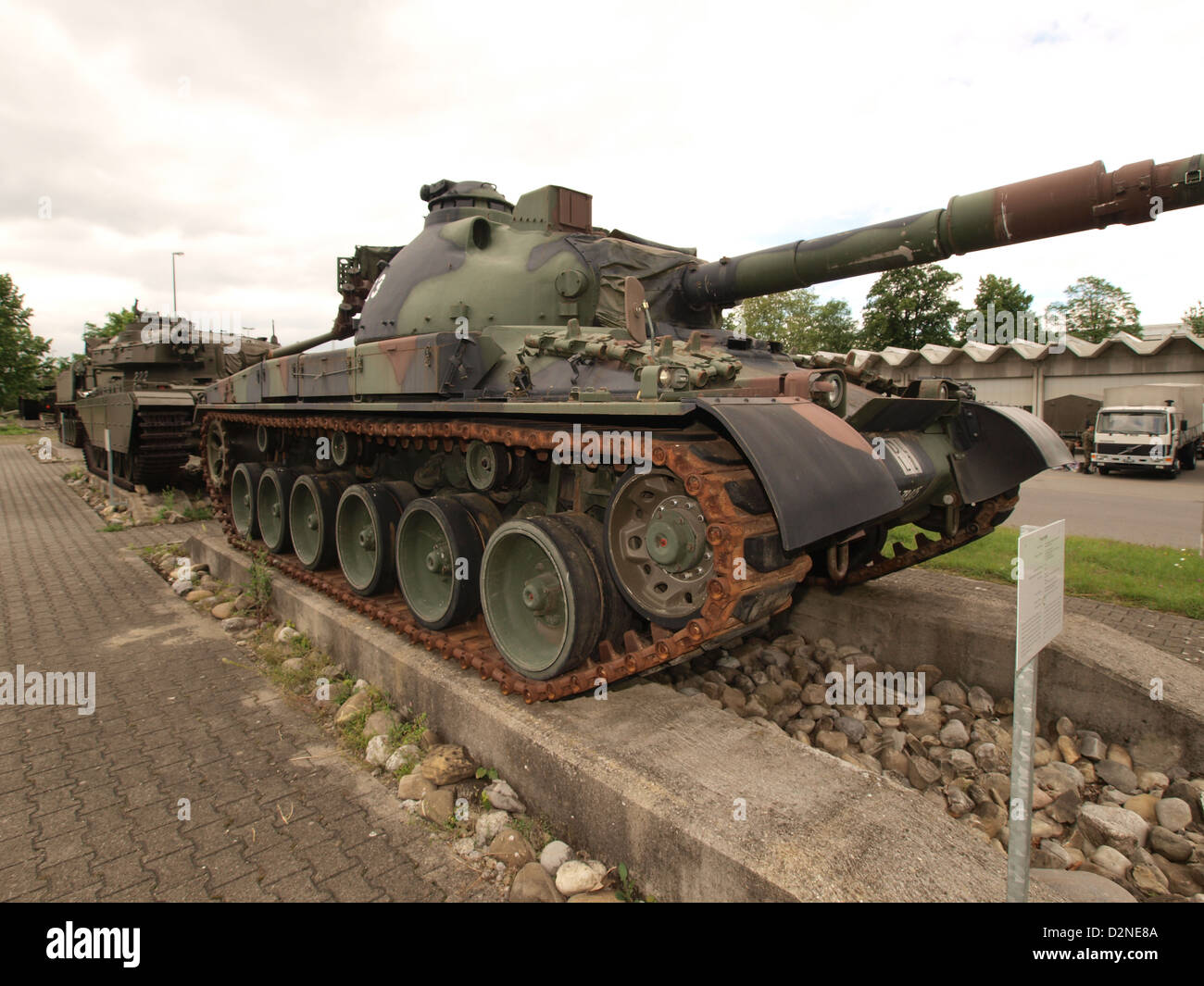 Der Panzer 68/88 ist ein in der Schweiz hergestellter Militärpanzer, der für seine Langlebigkeit und seine starke Bewaffnung bekannt ist. Sie wurde während des Kalten Krieges von der Schweizer Armee genutzt und ist ein wichtiges Stück Militärgeschichte. Stockfoto