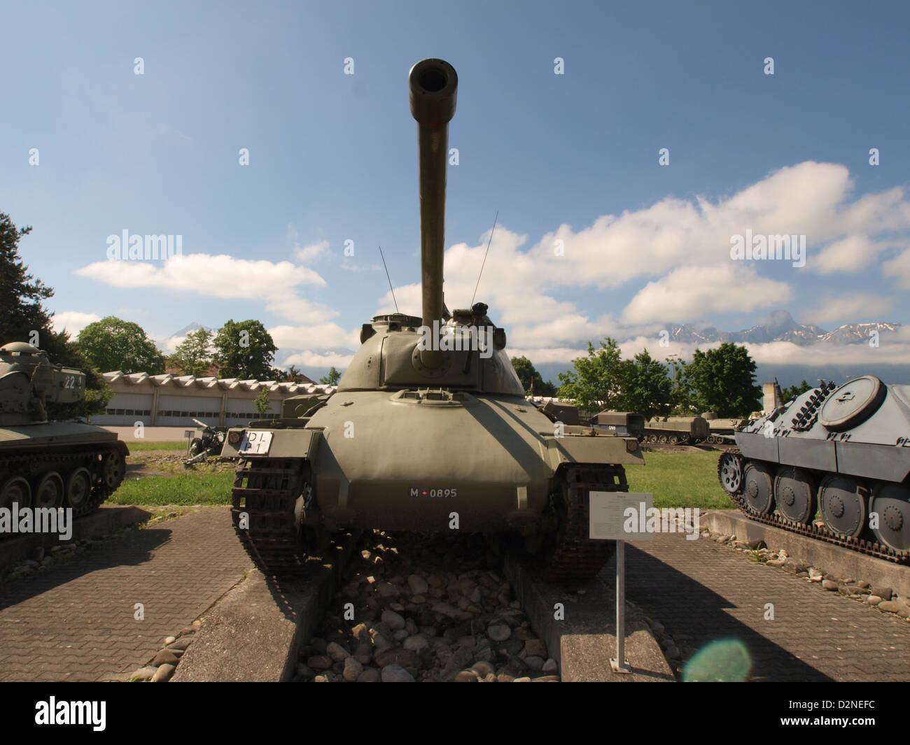 Der Panzer 58 ist ein in der Schweiz hergestellter Militärpanzer, der von der Schweizer Armee eingesetzt wurde. Bekannt für seine Feuerkraft und Mobilität, spielte es eine Schlüsselrolle in der Verteidigungsstrategie des Landes während der Zeit des Kalten Krieges. Stockfoto