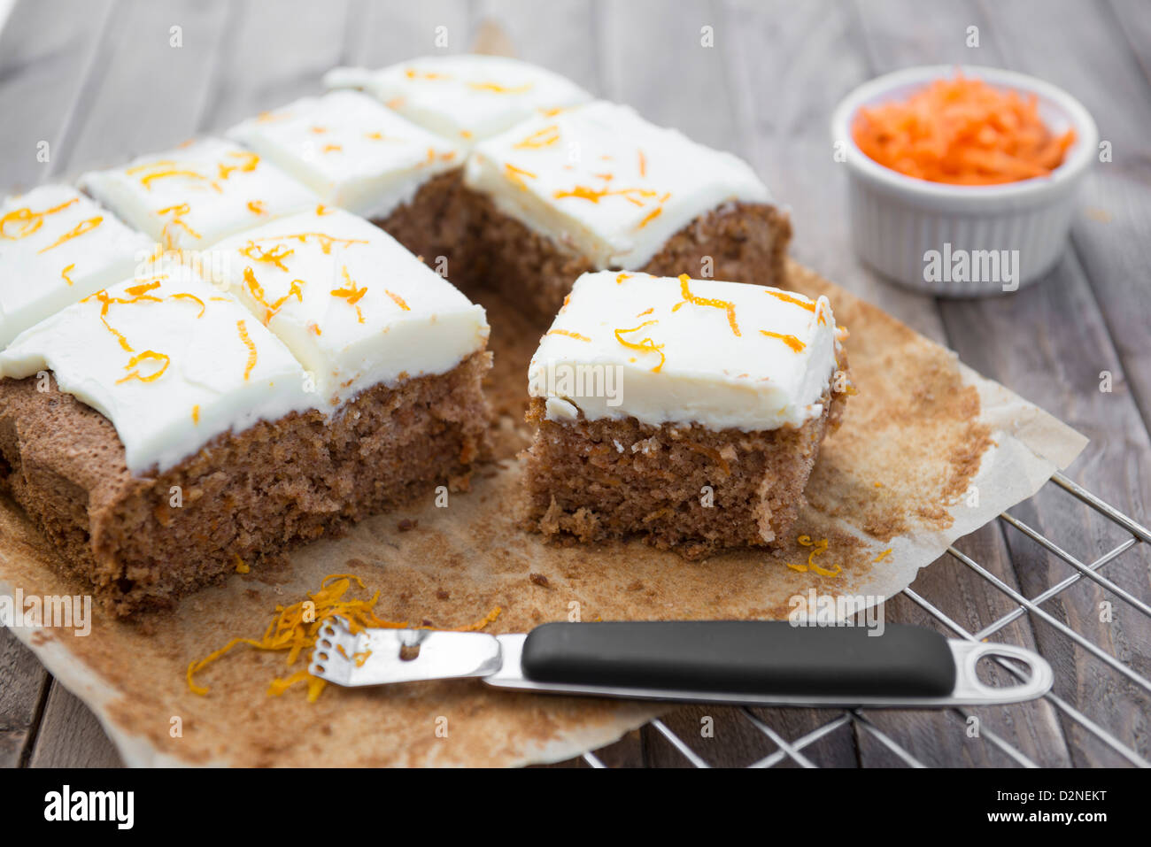 Karotte-Kuchen auf ein Backblech. Stockfoto