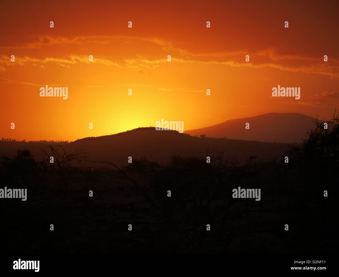 Lake Manyara Tansania Afrika Sonnenuntergang Farbe Farbe gelb orange feurig leuchten rot-Farbtöne warme Sonne Himmel Reisen Hügel safari Stockfoto