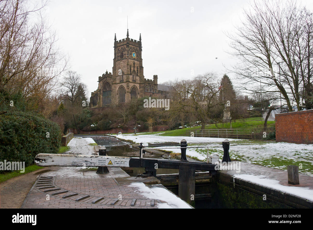 Staffordshire und Worcestershire Kanal in Kidderminster im Winter.  Gefrorenen Kanal und Schleusen. St Marys und Allerheiligen Kirche Stockfoto