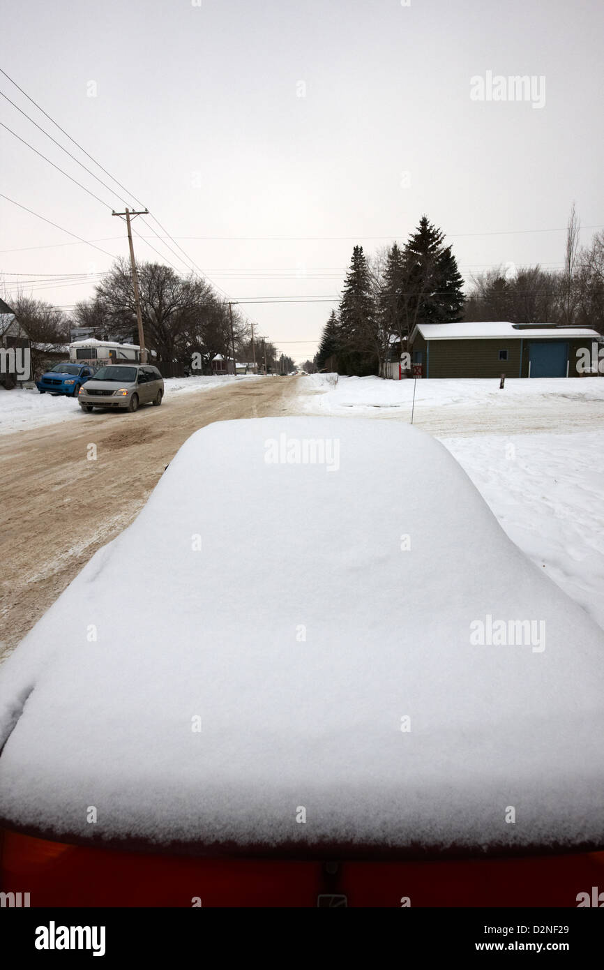 Auto Schnee von der Seite der Straße Pleasant Hill Saskatoon Saskatchewan Kanada geparkt Stockfoto