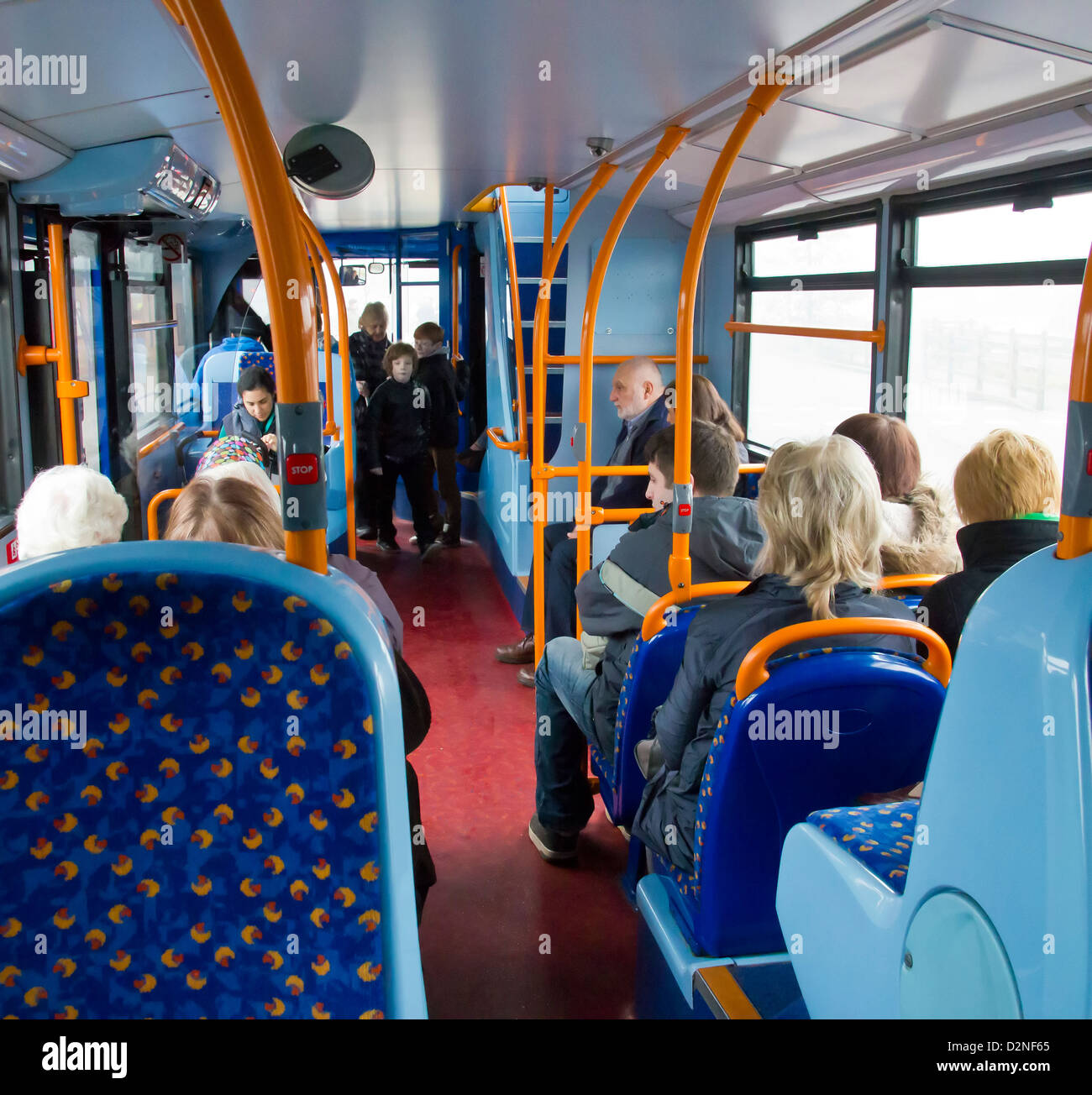 Busreisende auf moderne Busse.  Park & Ride Stockfoto Busreisende auf moderne Busse.  Park & Ride Stockfoto