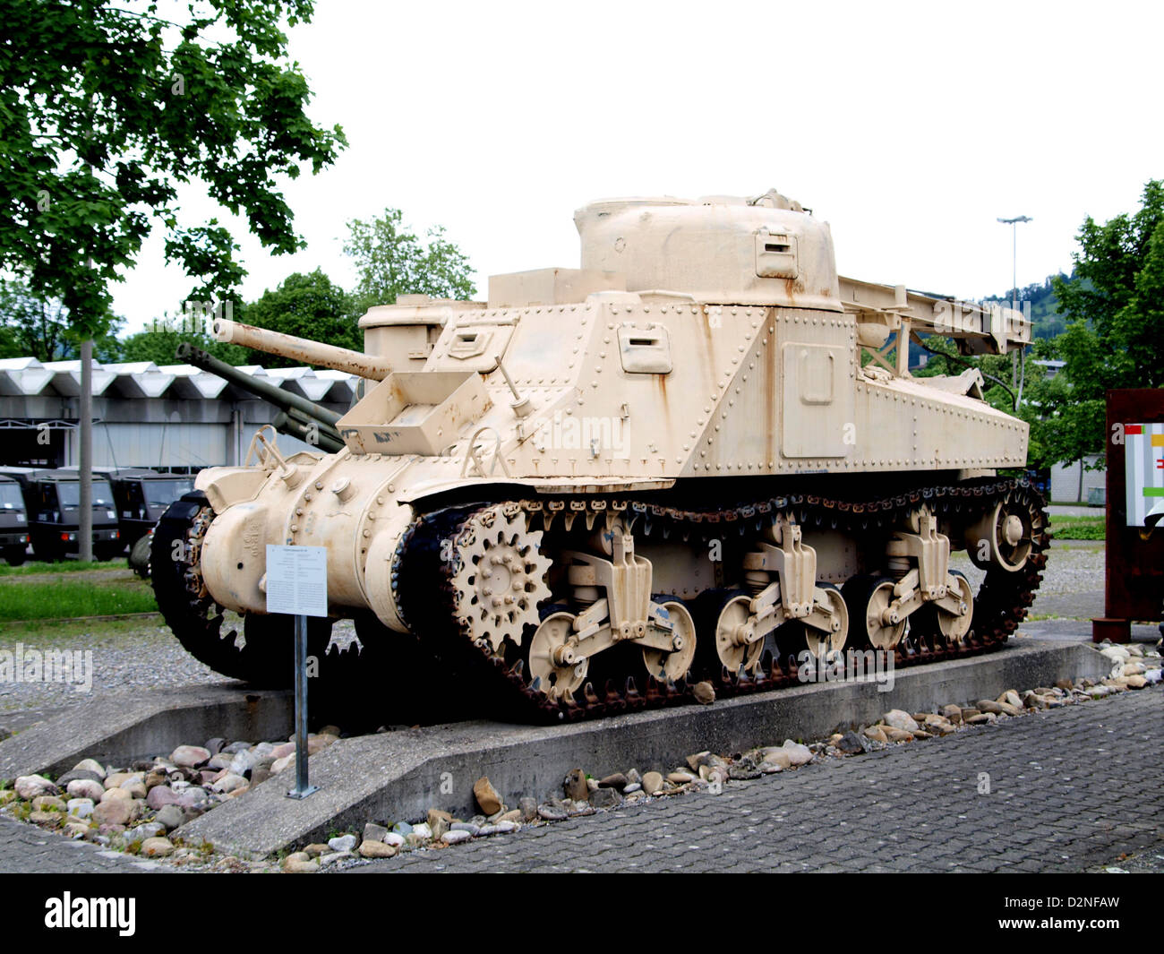 Der M31 B2 ist eine Variante des mittleren Panzers M3, der hauptsächlich während des Zweiten Weltkriegs eingesetzt wurde. Er wurde für den Einsatz als Bergungsfahrzeug modifiziert und mit einer großen Winde zum Abschleppen und Bergen beschädigter Tanks ausgestattet. Sein Design verfügt über ein robustes Fahrgestell und eine robuste Schiene, sodass er auch in rauem Gelände eingesetzt werden kann. Stockfoto