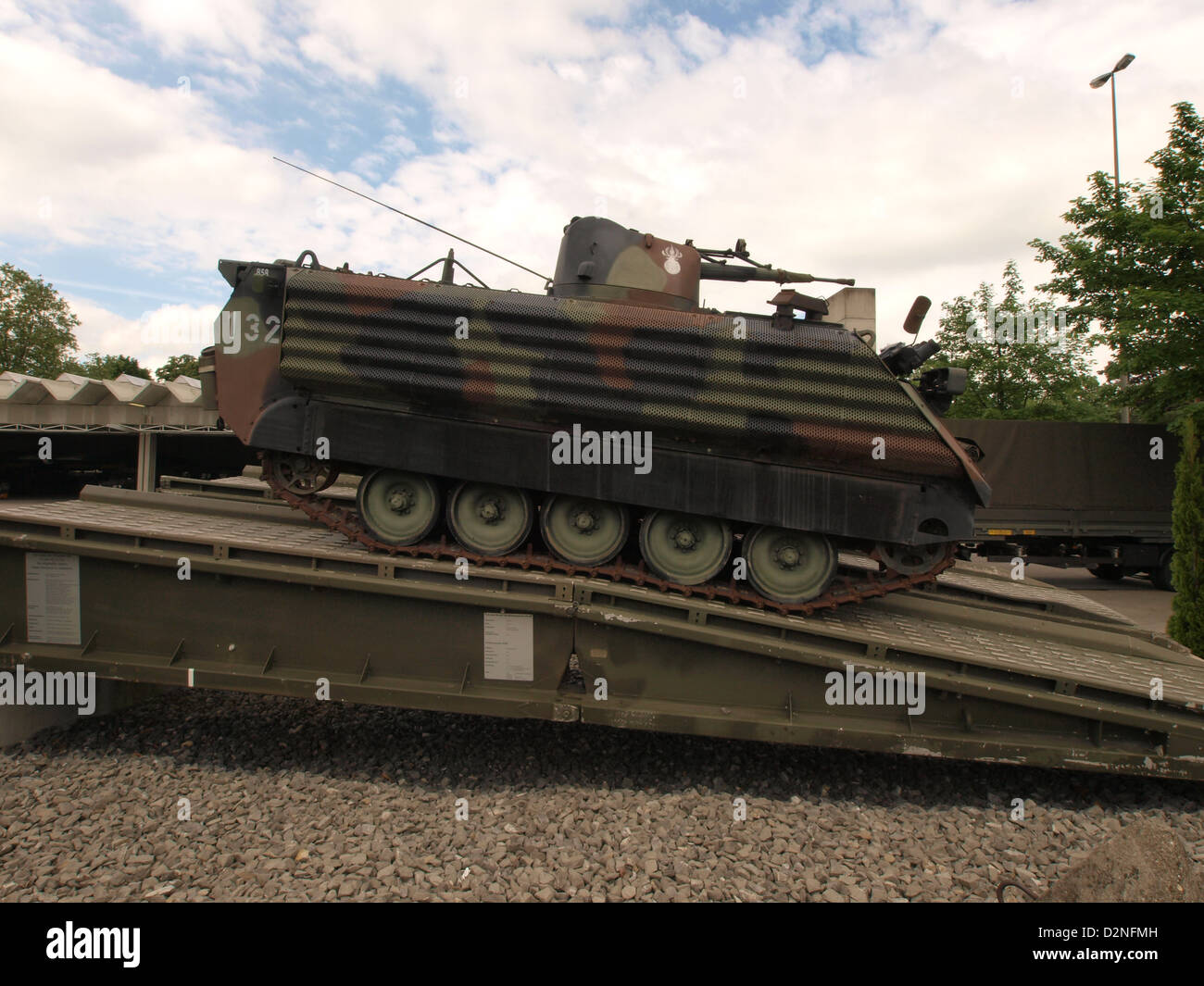 Die M113 Schutzenpanzer 63/89 ist ein gepanzerter Personalträger, der vom schwedischen Militär eingesetzt wird. Dieses Fahrzeug wurde für den Truppentransport in Kampfzonen entwickelt und bietet Schutz und Mobilität für Soldaten. Es verfügt über einen vollständig gepanzerten Körper und ein Geschütz zur Verteidigung bei militärischen Operationen. Stockfoto