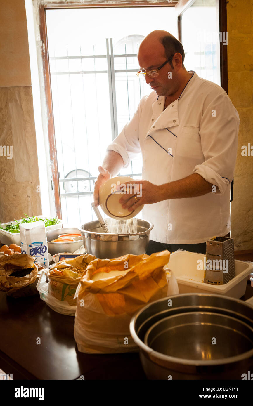 Koch gibt eine Demonstration der Kochkunst wie Pasta zu machen. Stockfoto