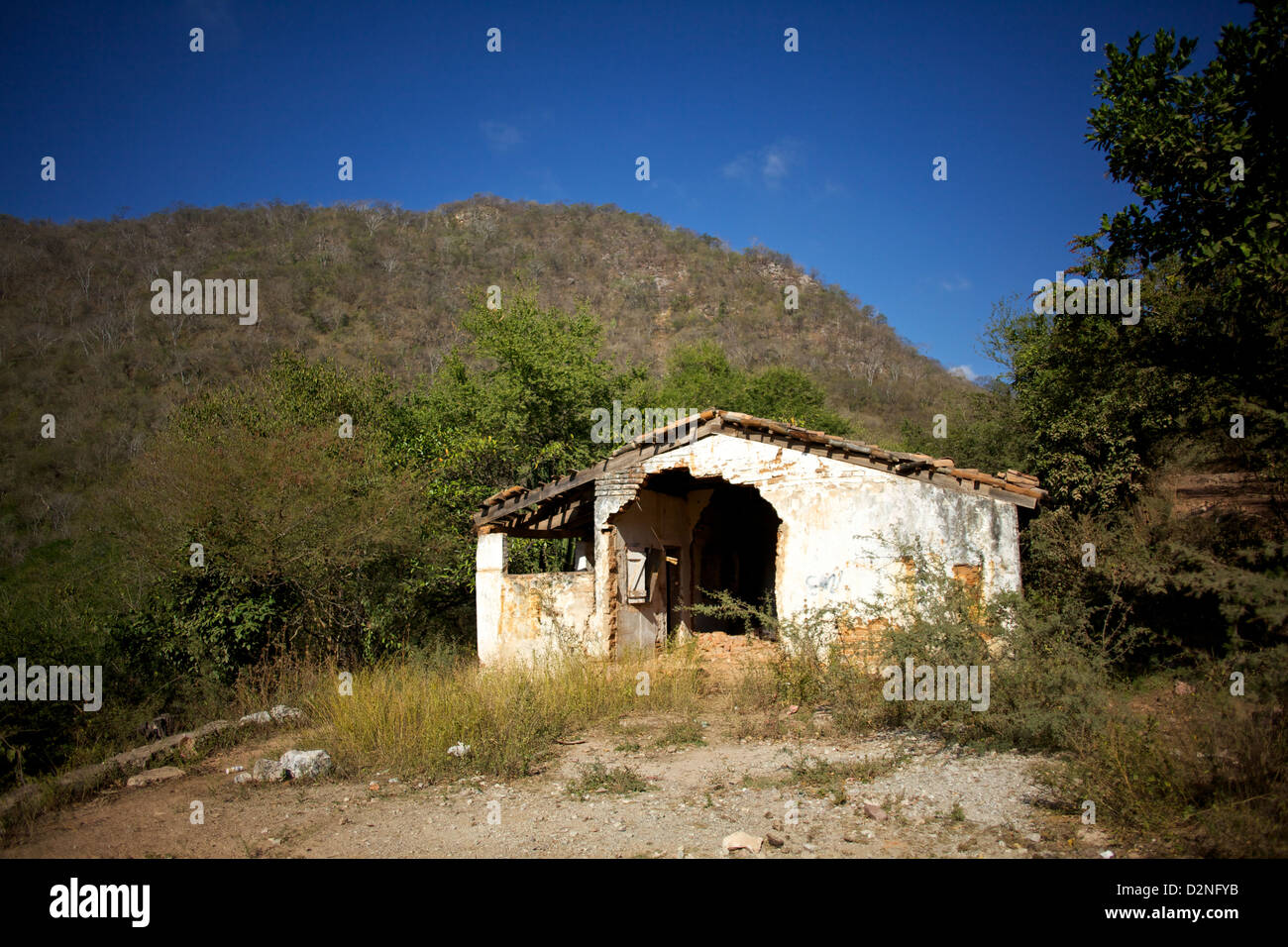 Verlassenes Landhaus in mexikanischer ländlicher Umgebung. Stockfoto