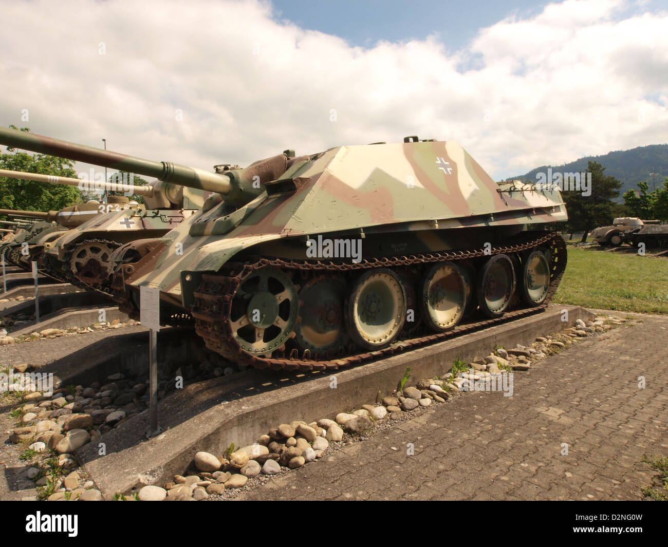 Der Jagdpanther war ein deutscher Panzerzerstörer, der während des Zweiten Weltkriegs eingesetzt wurde. Er wurde auf dem Chassis des Panther-Panzers gebaut und mit einer starken 75-mm-Kanone ausgerüstet, um feindliche Panzer auszuschalten. Er war einer der gefürchtetsten Panzerzerstörer des Krieges, da er aus Feuerkraft und Rüstung bestand. Stockfoto