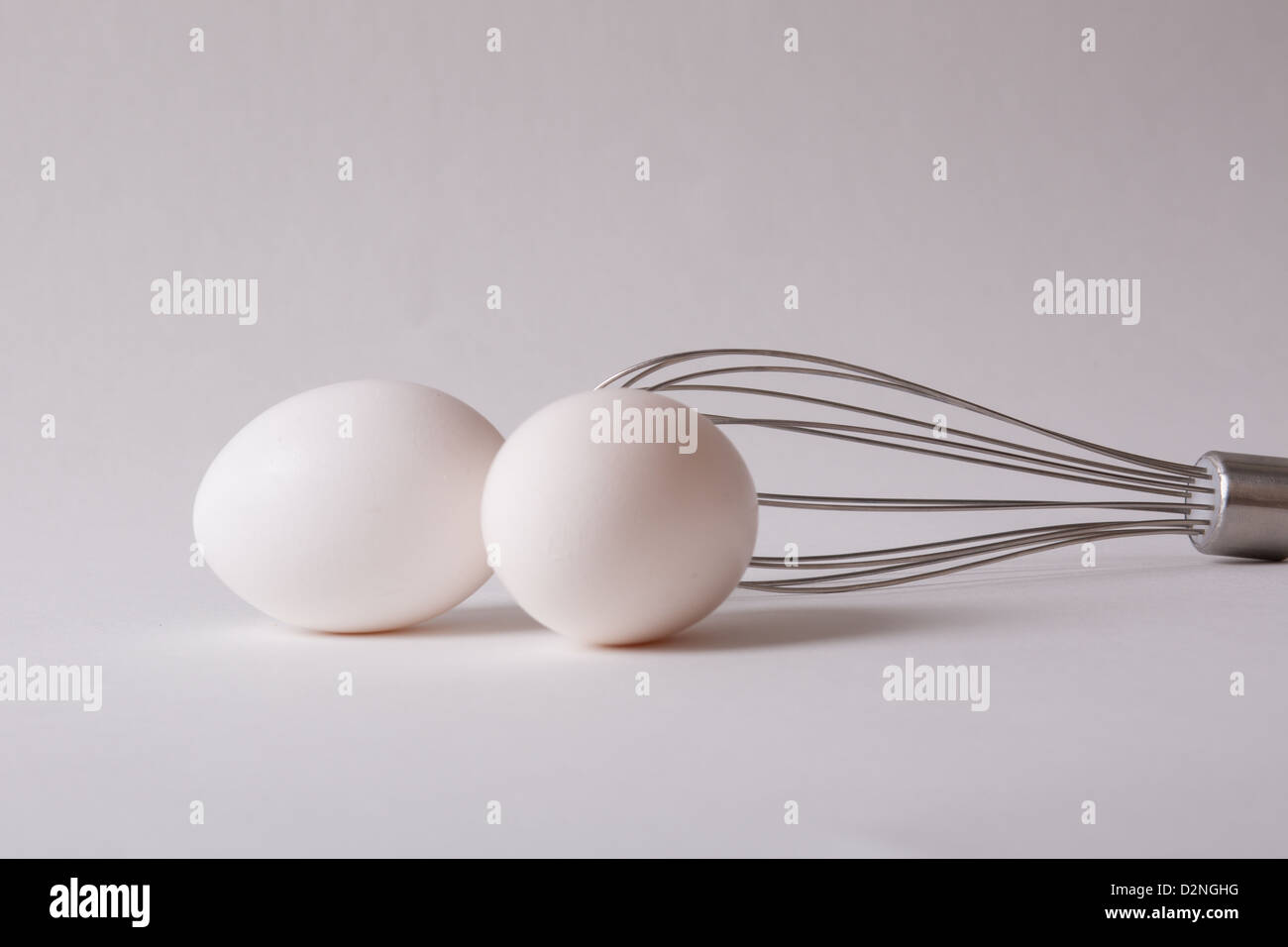 Zwei weißen Eiern mit einem Schneebesen fertig gemischt werden Stockfoto