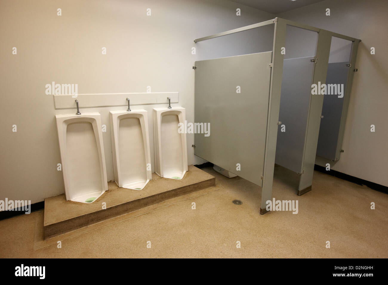 voller Länge Urinale und Kabinen in der Herren-Toilette von High School Kanada Nordamerika Stockfoto