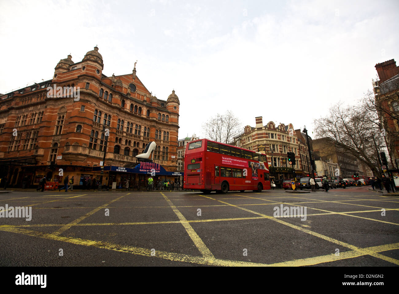 Ein traditionelle Doppeldecker-Bus geht vor einem Londoner Spielhäuser Stockfoto