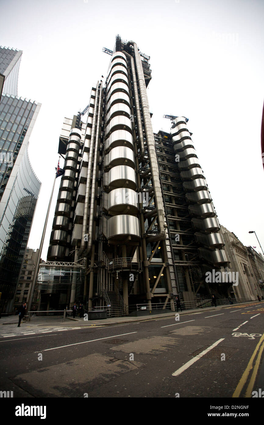 Das Lloyd’s Building in London, ein ikonisches Beispiel für High-Tech-Architektur, bietet exponierte Services und ein futuristisches Design. Stockfoto