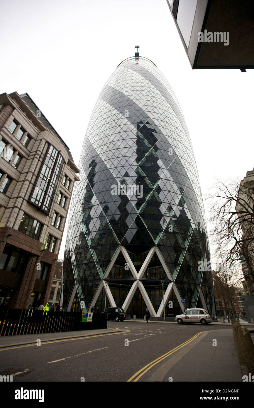 Das Gherkin im Londoner Finanzviertel – eine architektonische Ikone, die modernes Design und urbane Innovation präsentiert Stockfoto