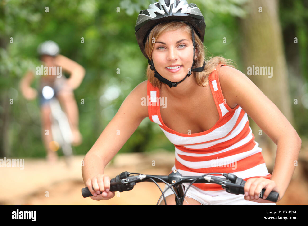 Teenager-Mädchen auf dem Mountainbike Stockfoto