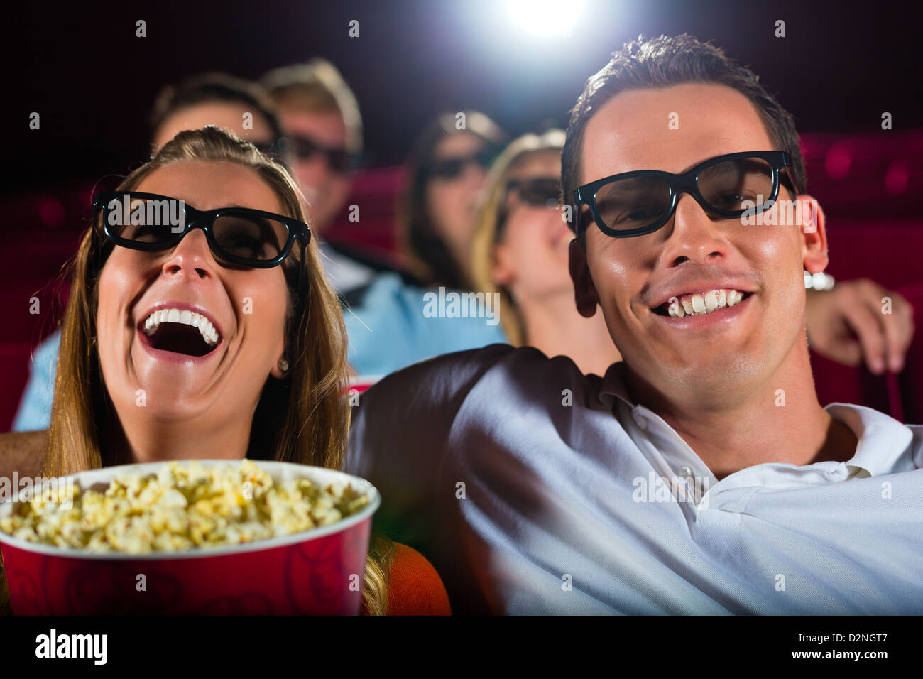junge Leute, die 3d Film im Kino Stockfoto