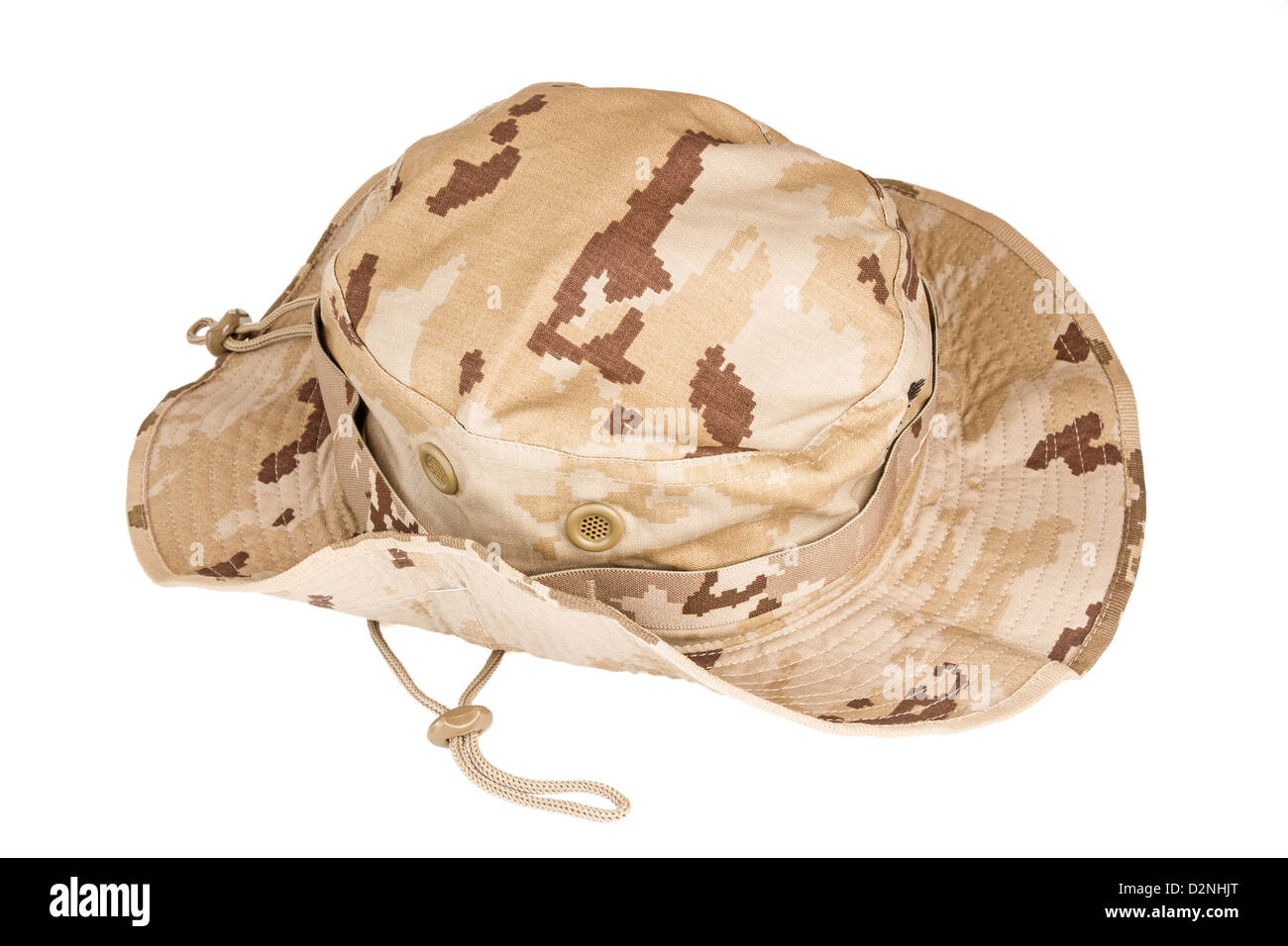 Militärische Kappe für Soldaten, die in der Wüste auf einem weißen verwenden Stockfoto