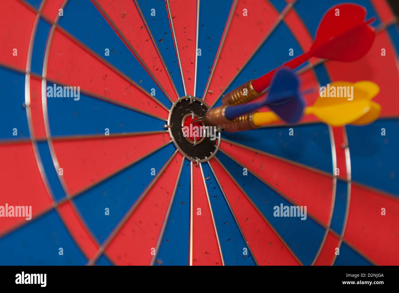 Dartscheibe an einer Wand Stockfoto