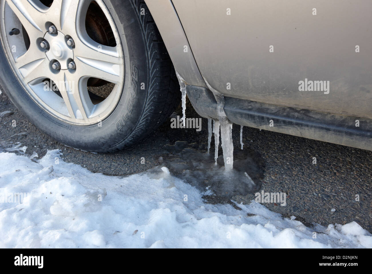 Bildung von Eiszapfen auf den Radlauf und Tür eines Autos Saskatoon Saskatchewan Kanada Stockfoto