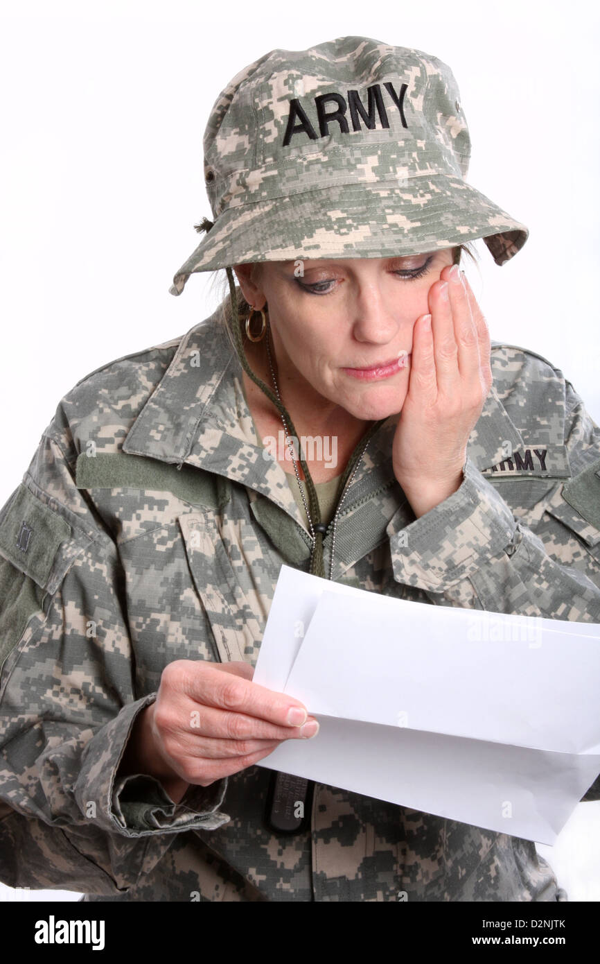 Ein USA militärische Soldatin liest einen Brief von zu Hause aus Stockfoto