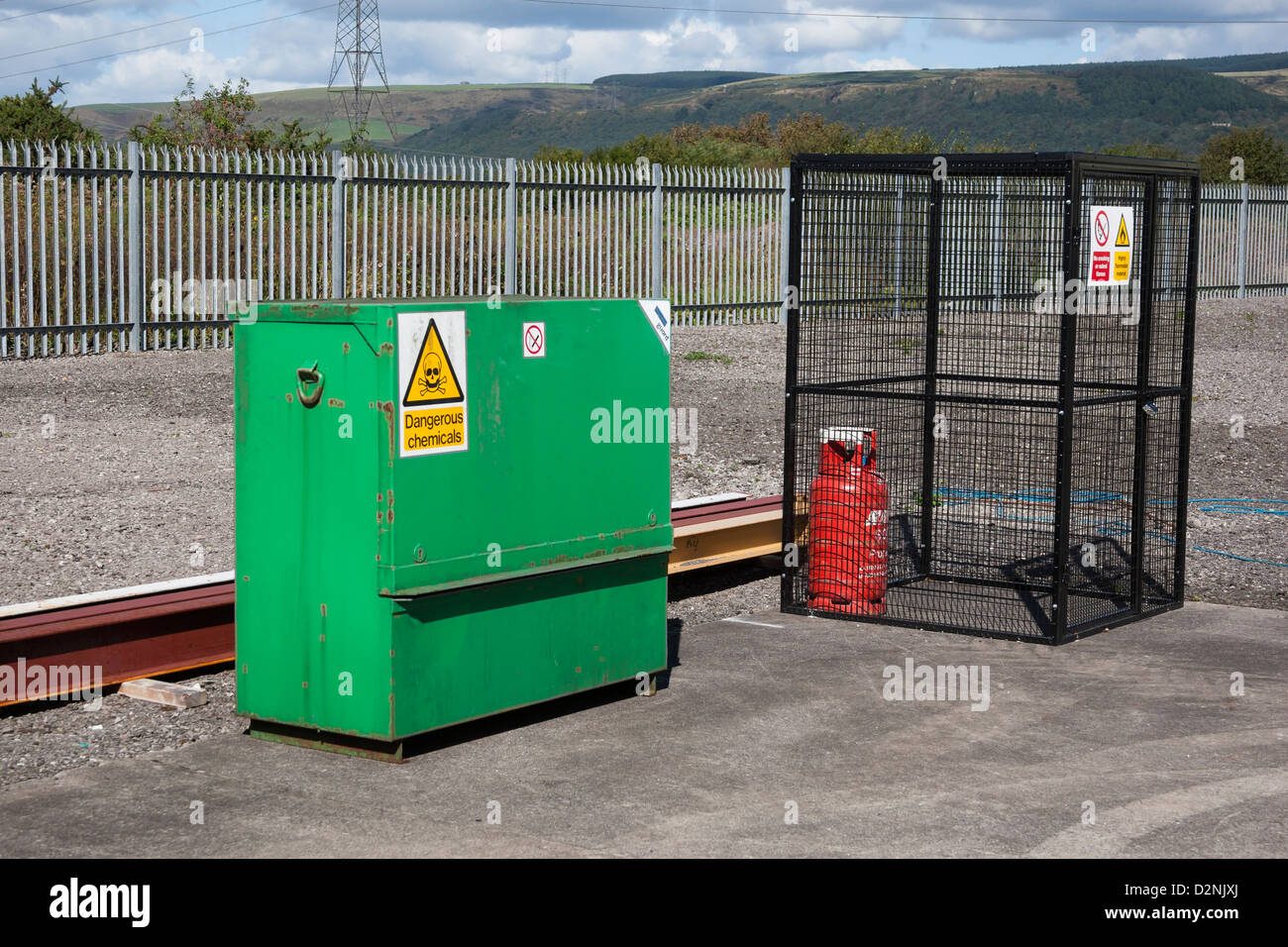 Gefährliche chemische Store und gas Käfig Stockfoto