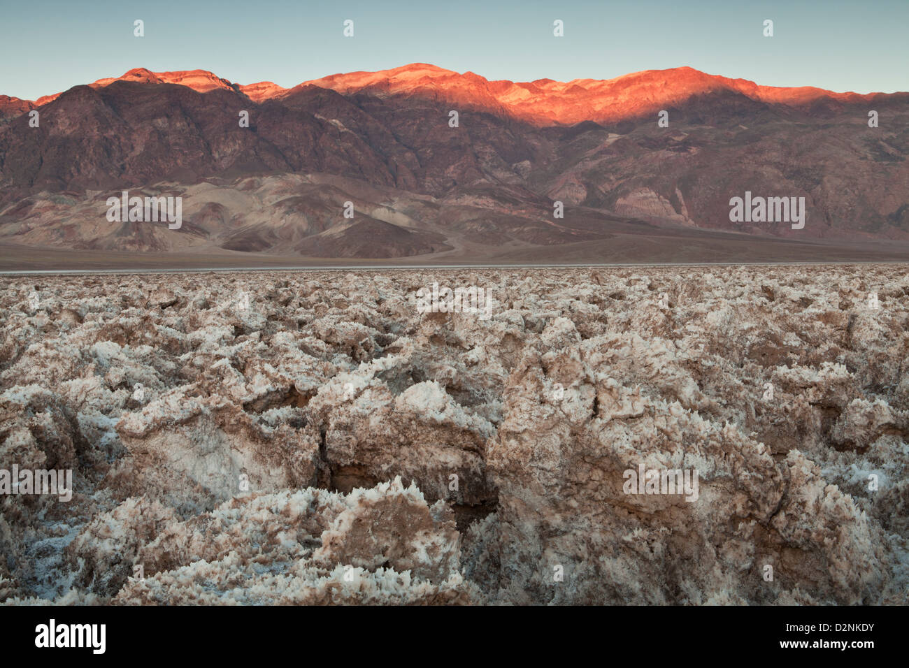 Abendlicht auf den schwarzen Bergen oberhalb des Teufels Golfplatzes in Death Valley Nationalpark, Kalifornien. Stockfoto