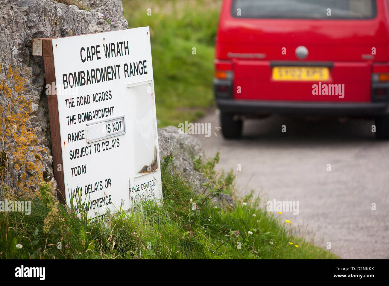 Ein Schild Warnung vor Cape Wrath Bombardierung Bereich in der Nähe des Leuchtturms auf dem Parkplatz von Kyle of Durness Stockfoto