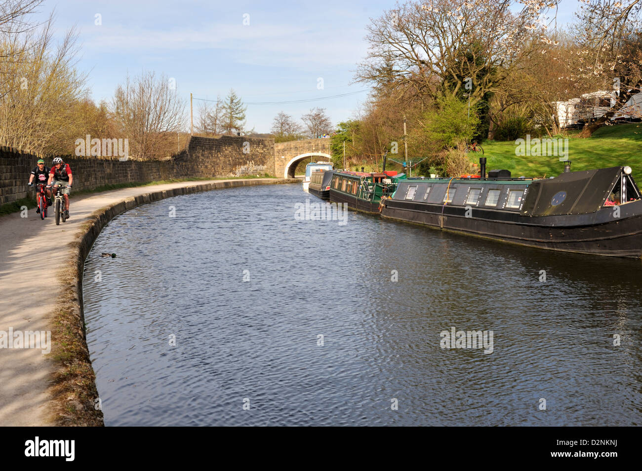 Leeds und Liverpool Canal Kanalboote und Radfahrer Stockfoto