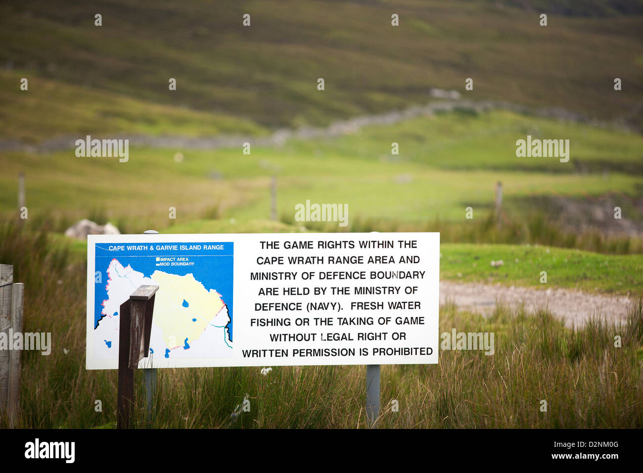 Ein Schild warnt vor Wilderei auf MOD Grundstück am Cape Wrath Bombardierung Bereich in den schottischen Highlands Stockfoto