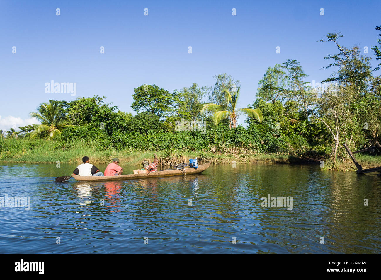 Madagassen der ethnischen Betsimisaraka Überquerung des Flusses mit dem Kanu am Apr 22, 2007 in der Nähe von Maroantsetra im östlichen Madagaskars Stockfoto