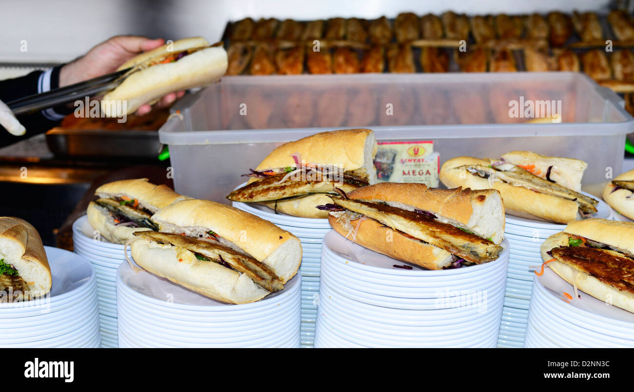 Fischbrötchen sind sehr beliebt in Istanbul besonders um die Galata-Brücke. Stockfoto