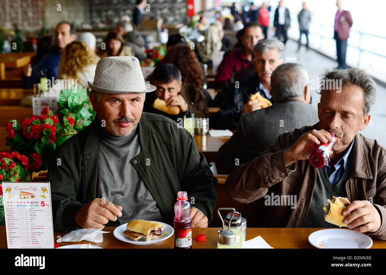 Fischbrötchen sind sehr beliebt auf und rund um die Galata-Brücke in Istanbul. Stockfoto