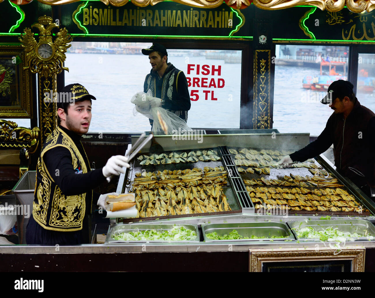 Makrele Fisch vom Grill für den berühmten Fischbrötchen serviert auf und von der Galata-Brücke in Istanbul. Stockfoto