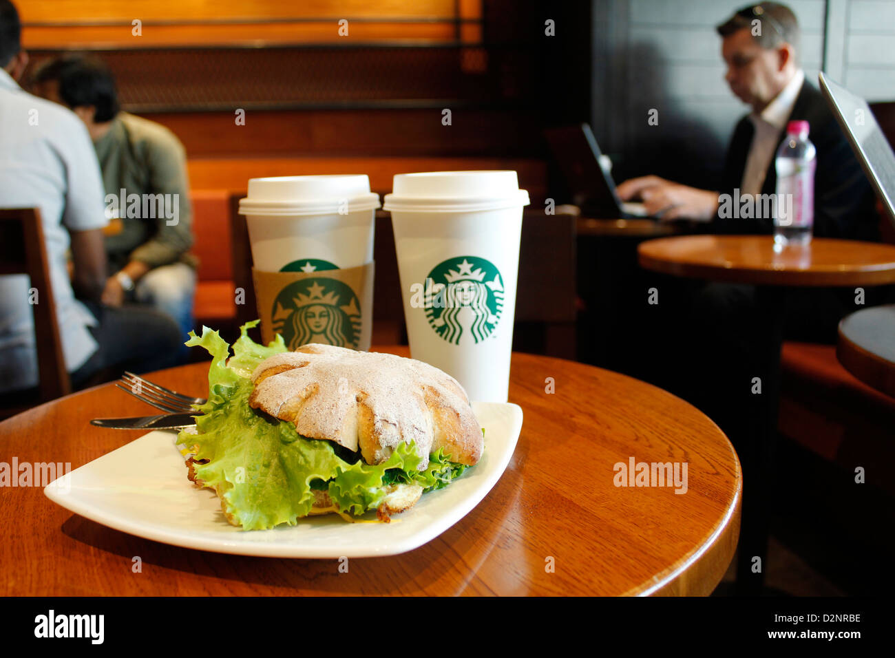 Starbucks Kaffee mit Sterne Sandwich bei Starbucks Mumbai Stockfoto