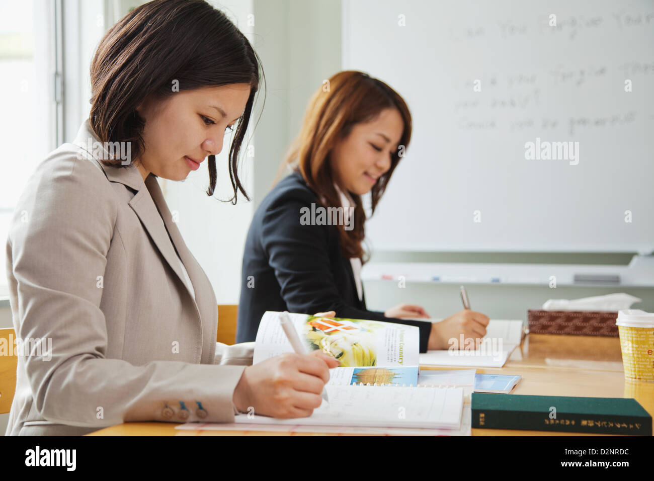 Geschäftsfrauen, die Englisch lernen Stockfoto