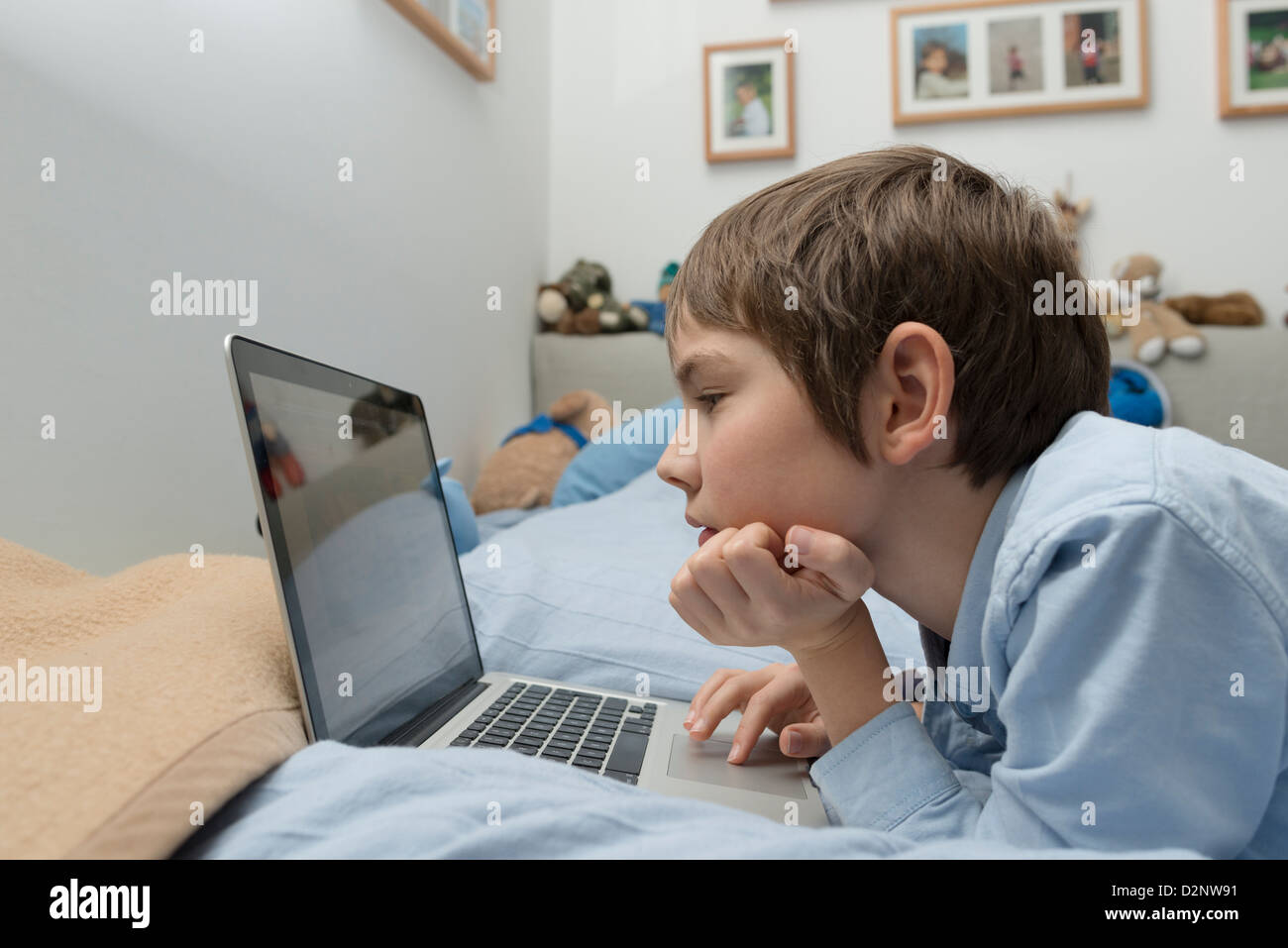 Junge auf seinem Laptop im Internet surfen Stockfoto