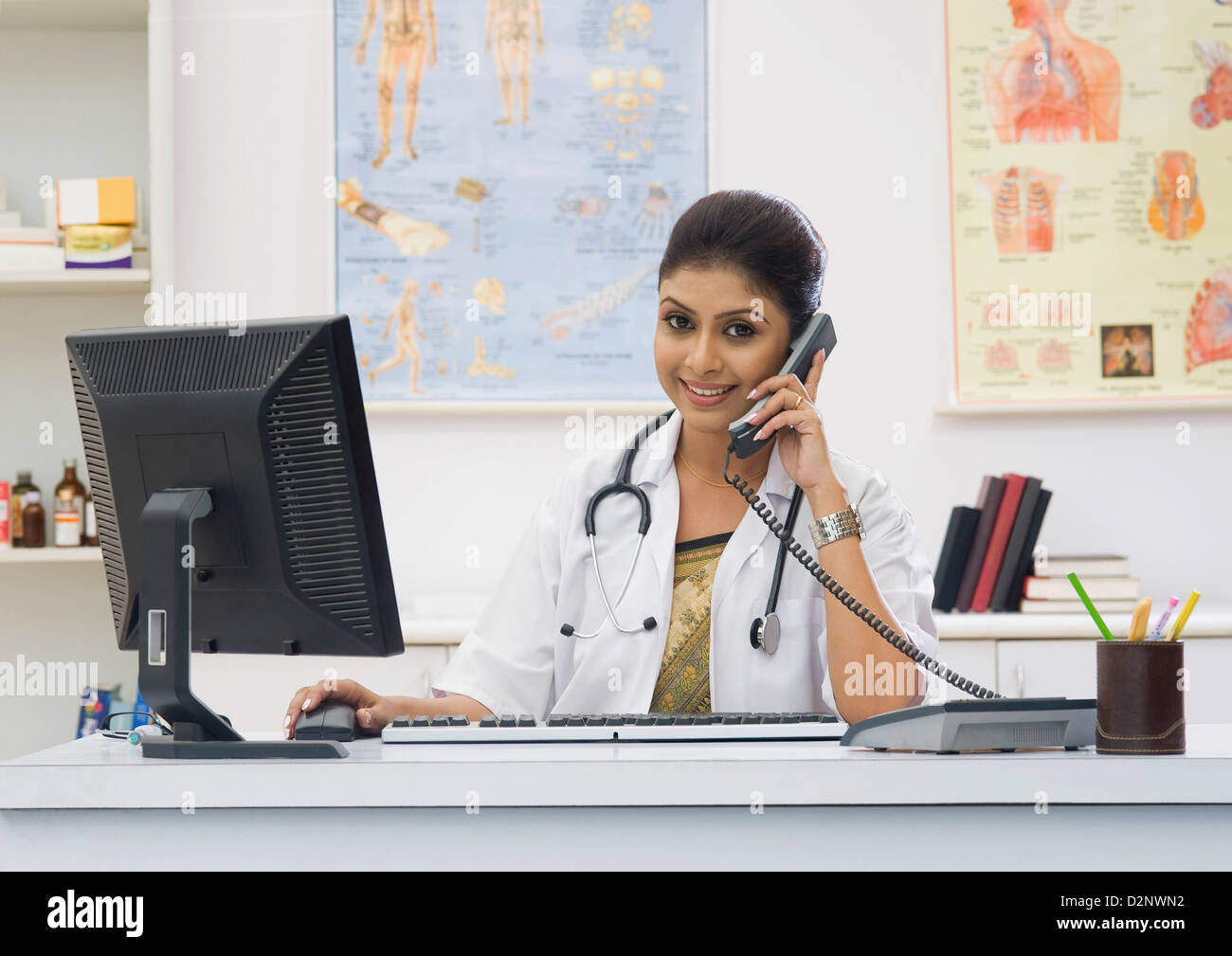 Ärztin in einem Büro telefonieren Stockfoto
