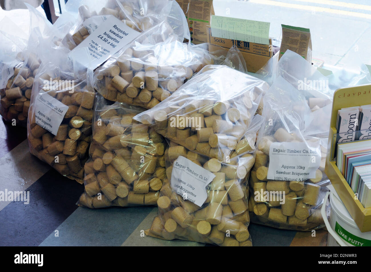 Recycelte Sägemehl Briketts, eine Alternative zu Brennholz, Wales. Stockfoto