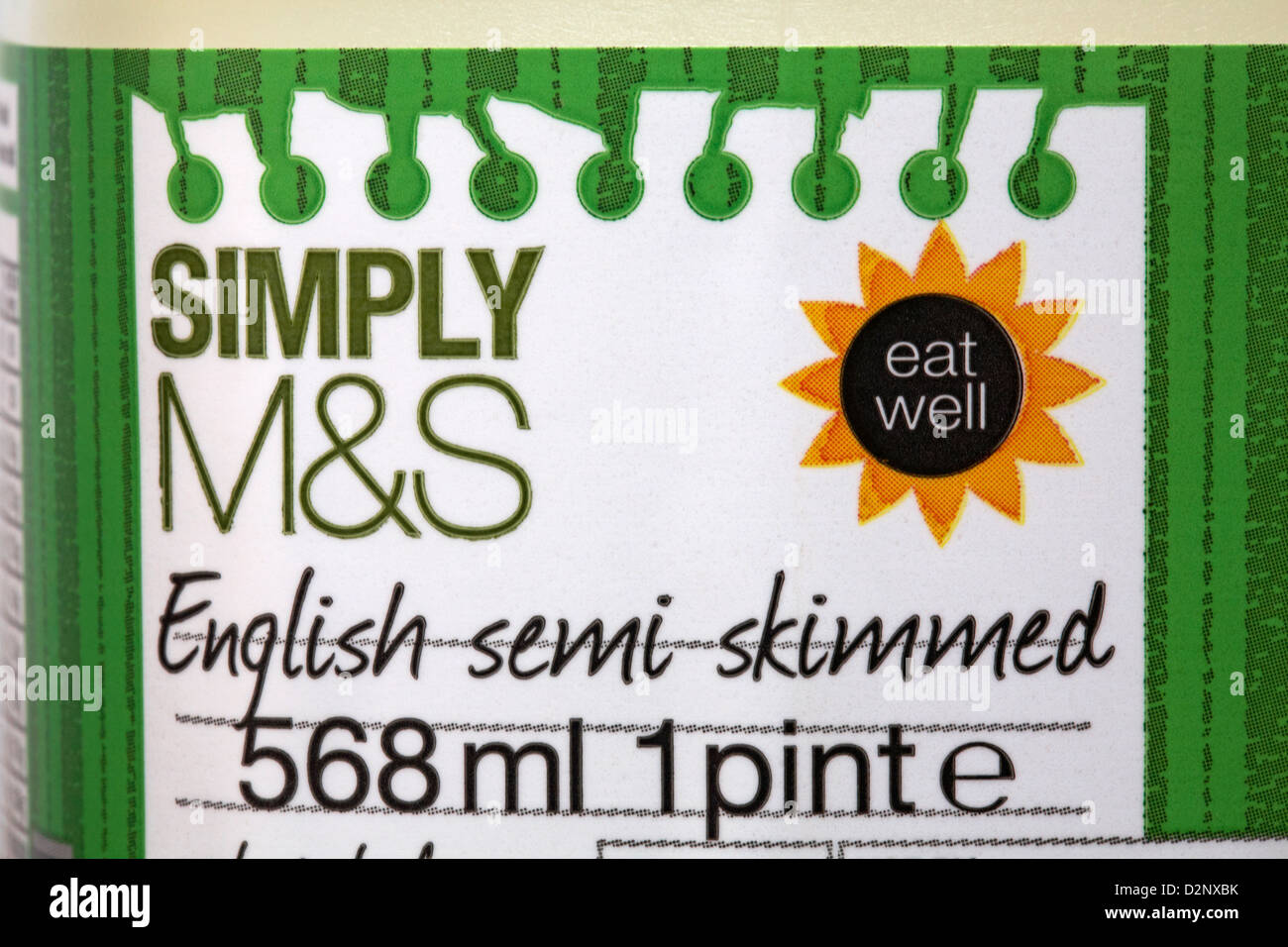 Etikett auf 1 Pint einfach M & S englische halb Magermilch Stockfoto