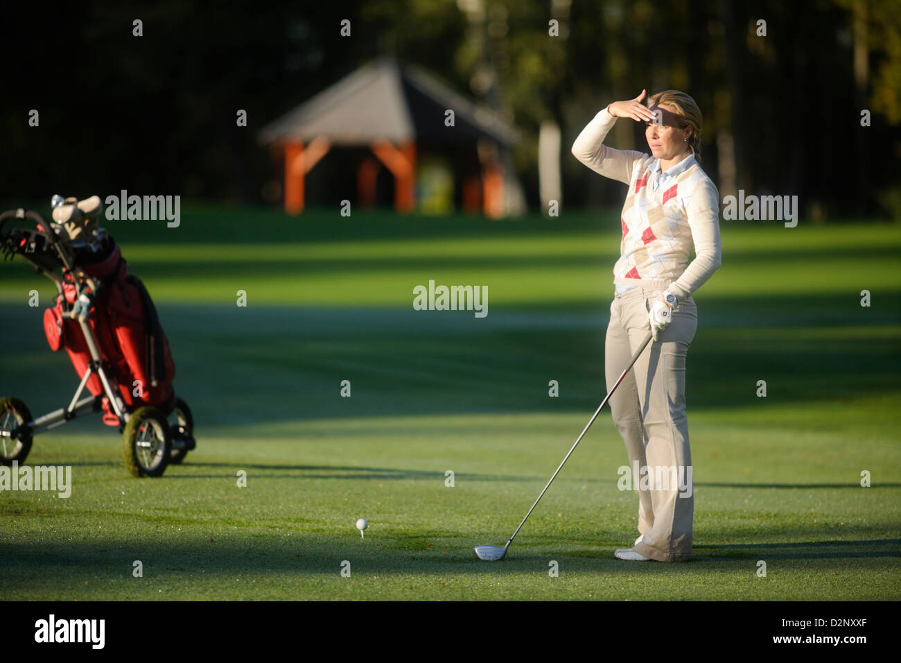 41 Jahre alt, junge Frau auf Golfplatz Stockfoto