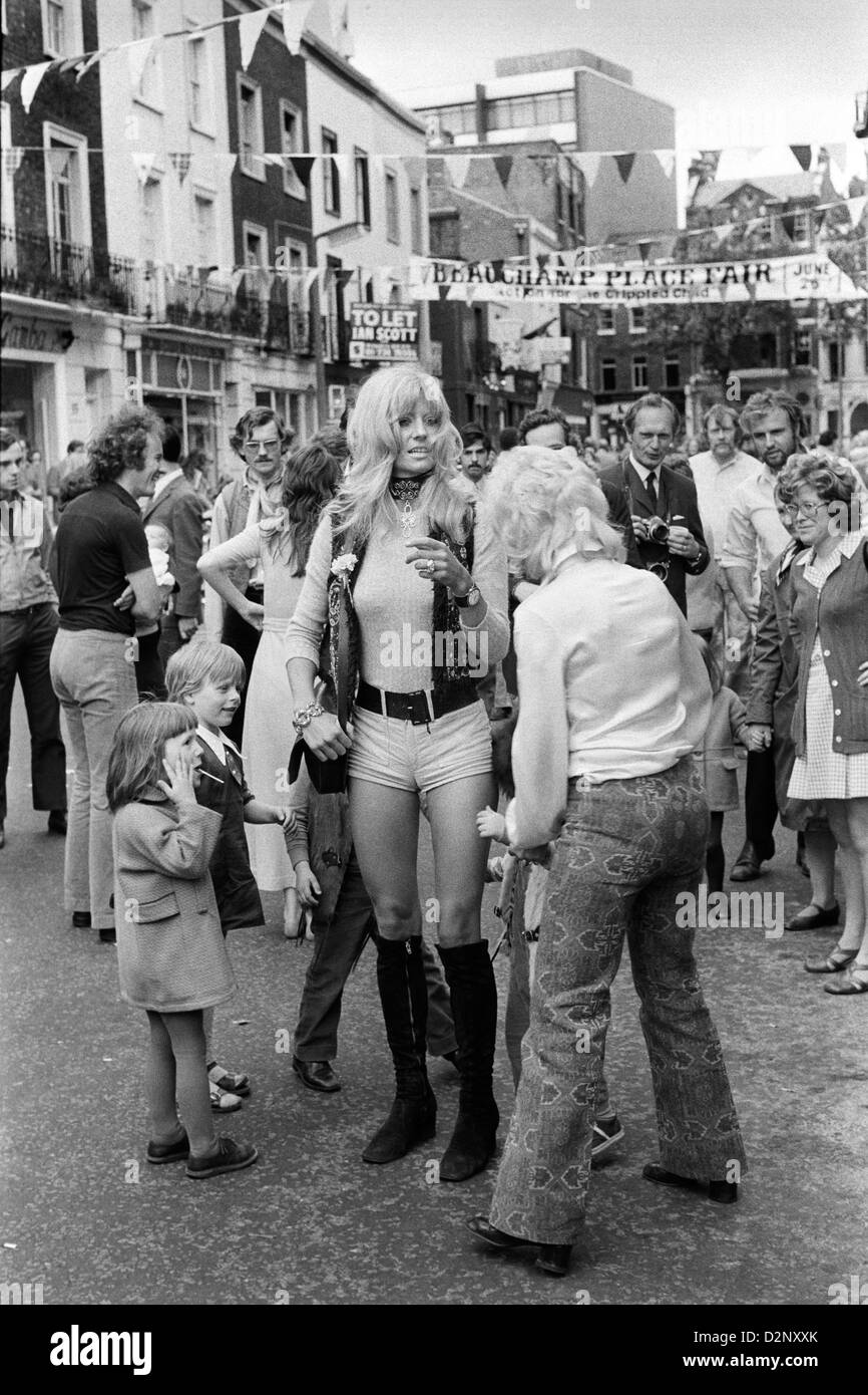 1970er Jahre modische Damen Hot Pants Mode Beauchamp Place Street Party Knightsbridge London SW3 1971 UK HOMER SYKES Stockfoto