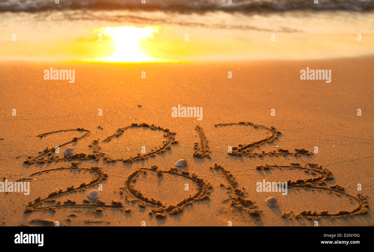 Neues Jahr 2013 steht vor der Tür - Inschrift 2012 und 2013 auf einem Strandsand (konzeptionelle Foto) Stockfoto