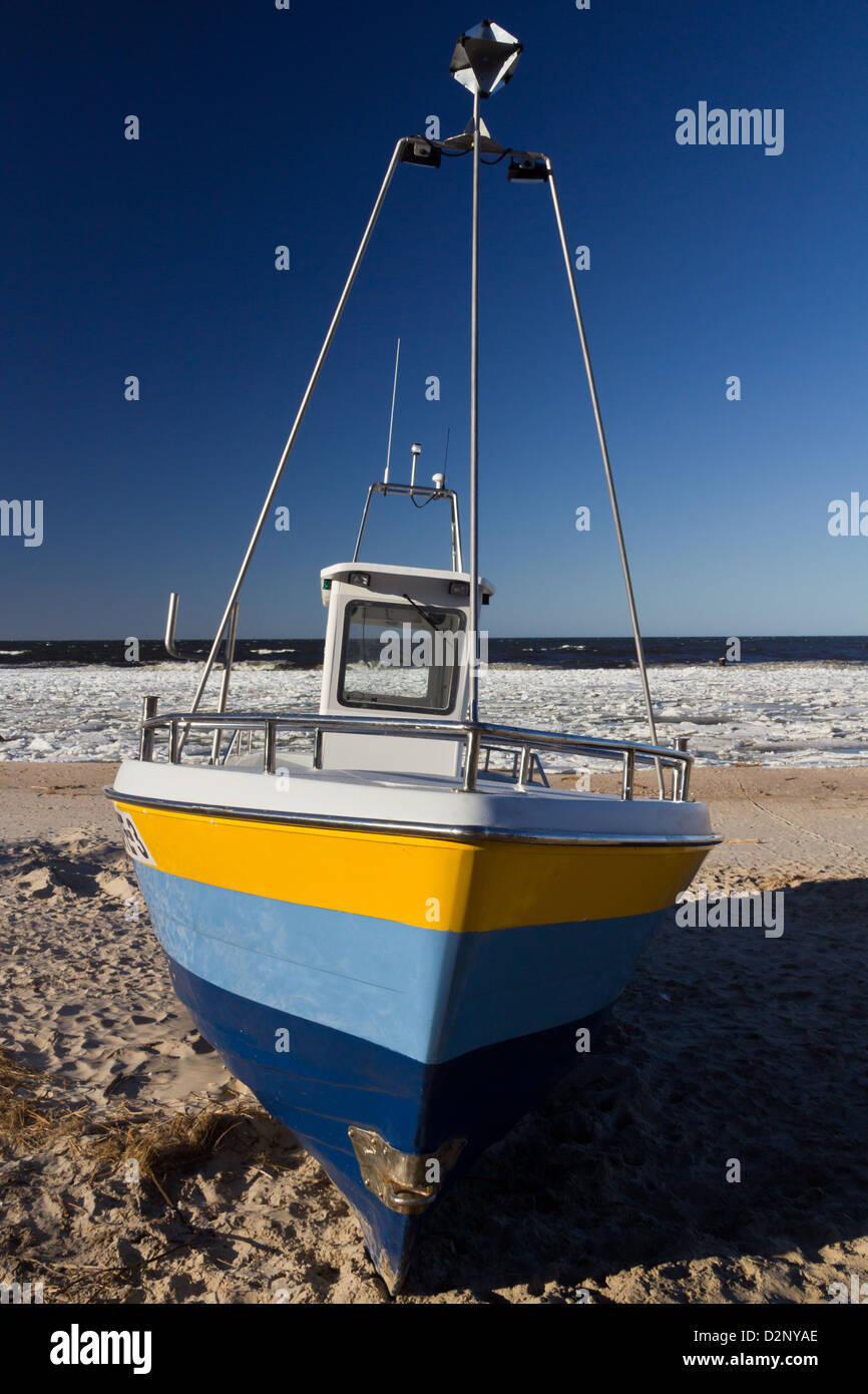 Kleines Fischerboot am Strand während der Winterpause Angeln. Stockfoto