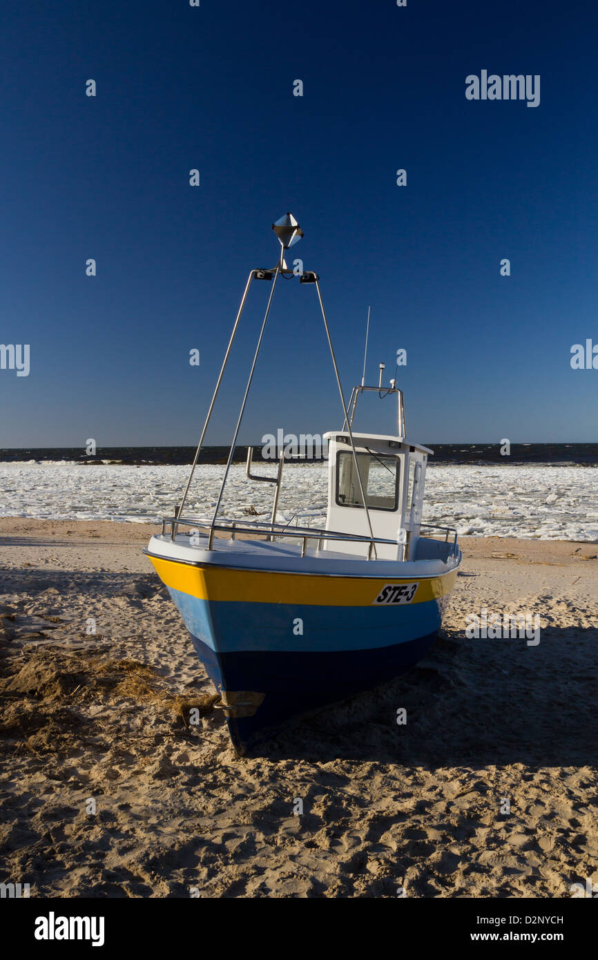Kleines Fischerboot am Strand während der Winterpause Angeln. Stockfoto