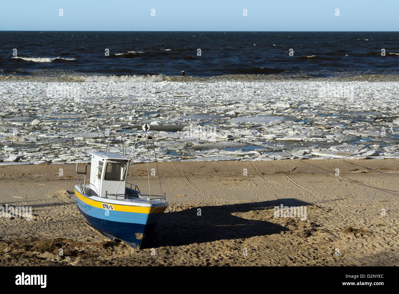 Kleines Fischerboot am Strand während der Winterpause Angeln. Stockfoto
