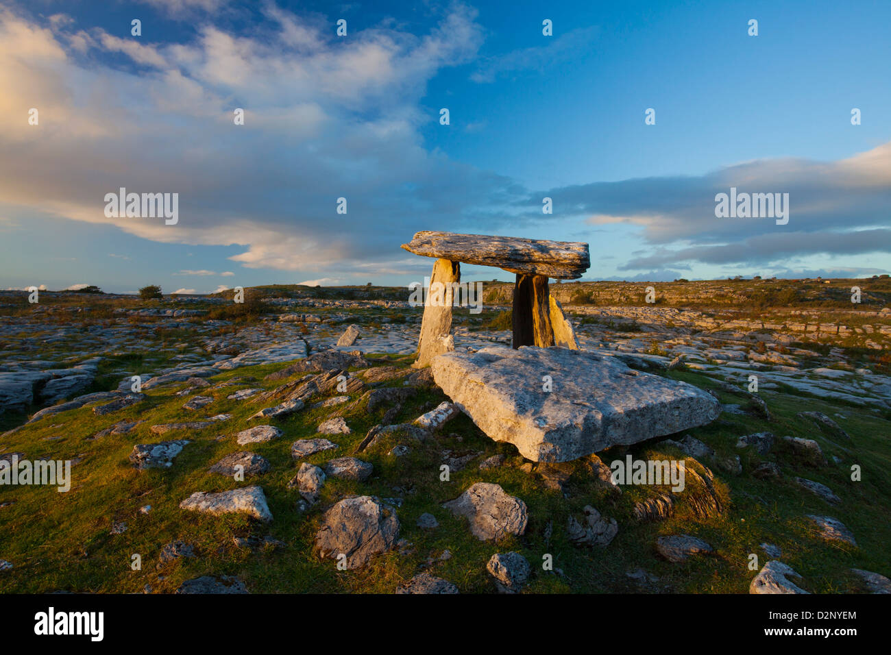 Abend am Poulnabrone Dolmen, Burren, County Clare, Irland. Stockfoto