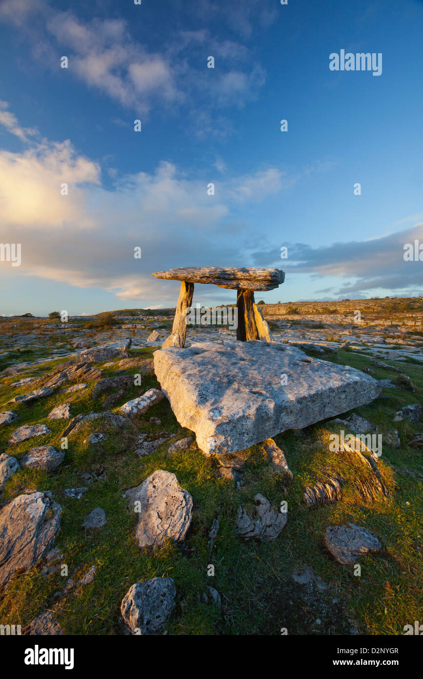 Abend am Poulnabrone Dolmen, Burren, County Clare, Irland. Stockfoto